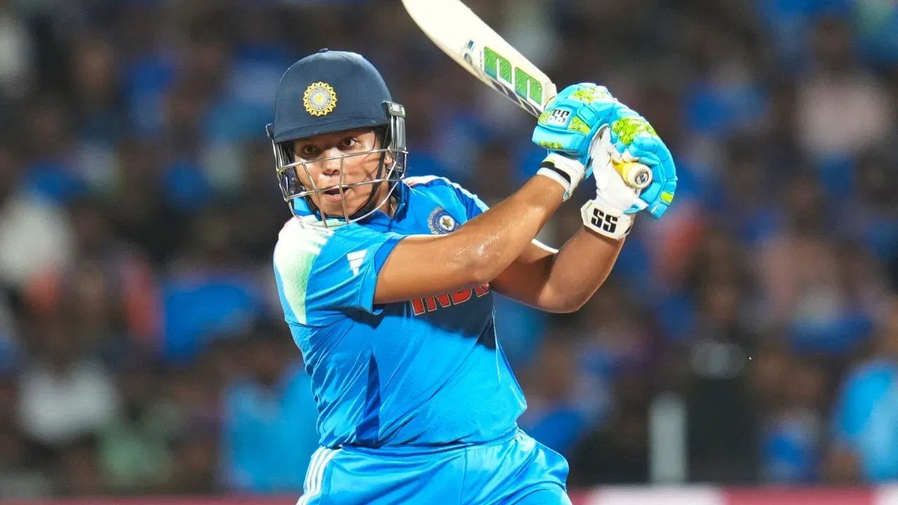 After winning the World Cup, DSP became the star player of Team India, got a gold chain and a golden bat as a gift Richa Ghosh (1)