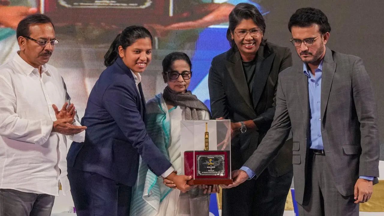 After winning the World Cup, DSP became the star player of Team India, got a gold chain and a golden bat as a gift Richa Ghosh (2)