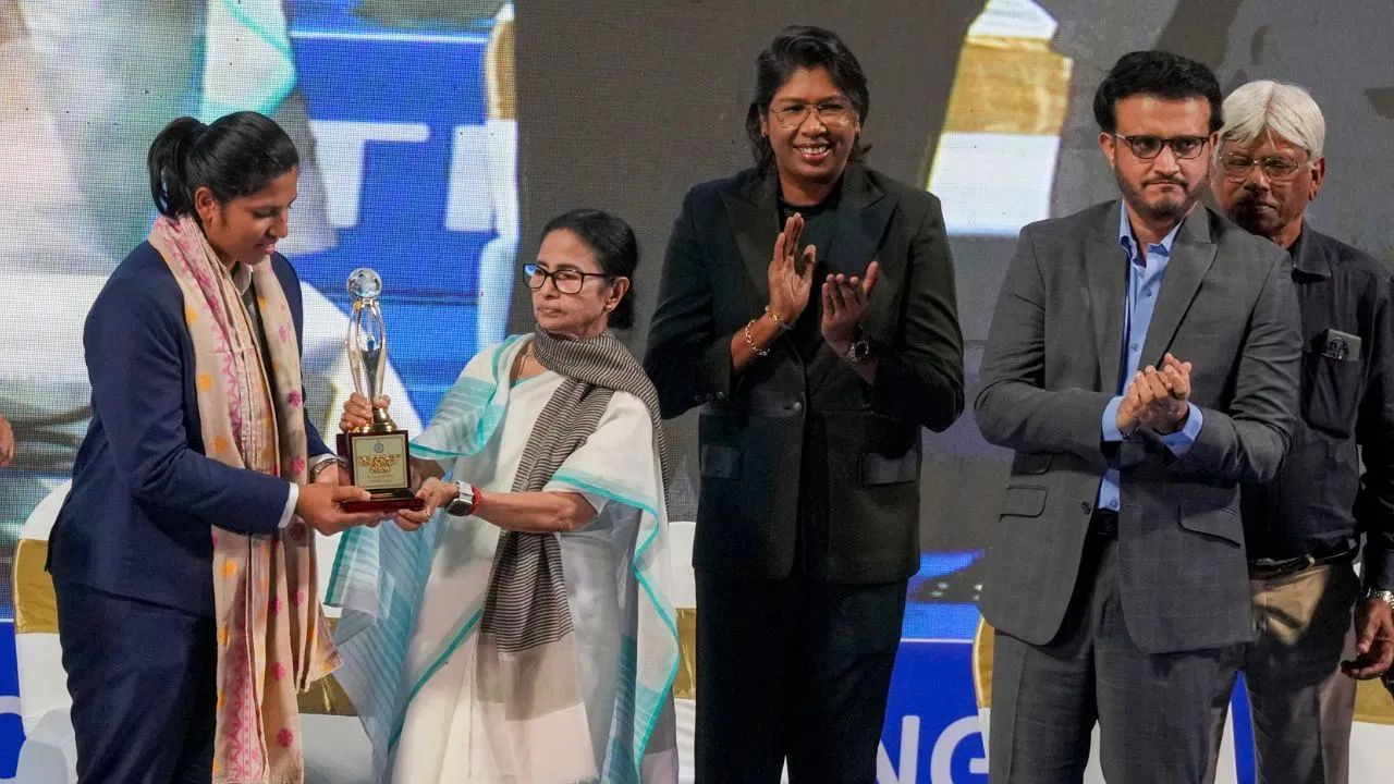 After winning the World Cup, DSP became the star player of Team India, got a gold chain and a golden bat as a gift Richa Ghosh (3)