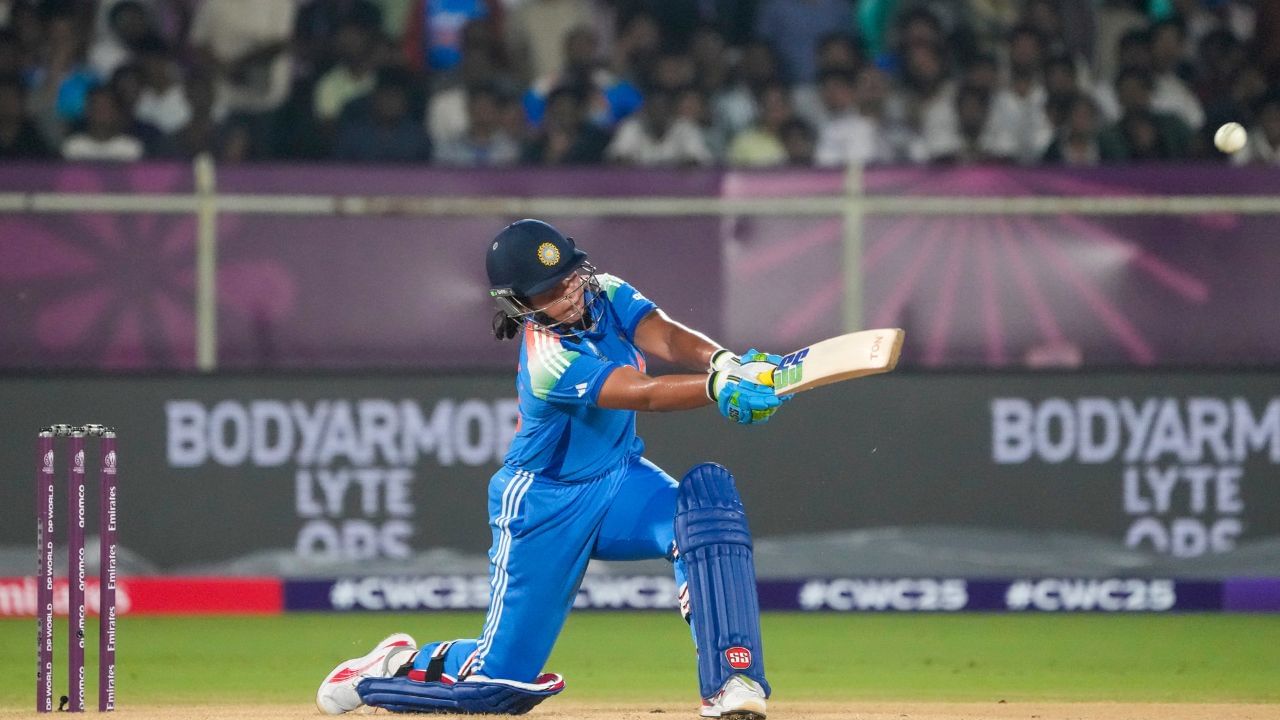 ભારતની યુવા વિકેટકીપર-બેટ્સમેન રિચા ઘોષ મહિલા વર્લ્ડ કપ 2025 ની સિક્સર ક્વીન બની છે. રિચાએ અનોખા અંદાજમાં બેટિંગ કરી, ટુર્નામેન્ટમાં આઠ મેચની આઠ ઇનિંગ્સમાં કુલ 12 સિક્સર ફટકારી હતી.