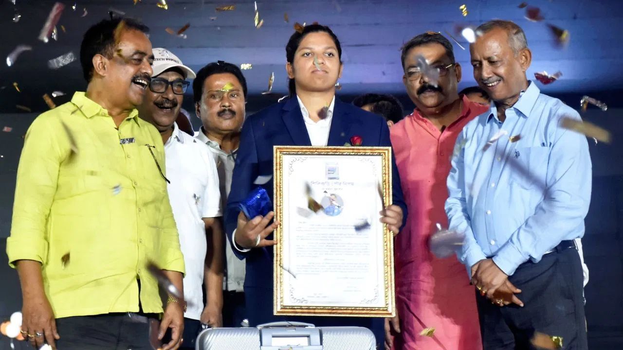 After winning the World Cup, DSP became the star player of Team India, got a gold chain and a golden bat as a gift Richa Ghosh (4)