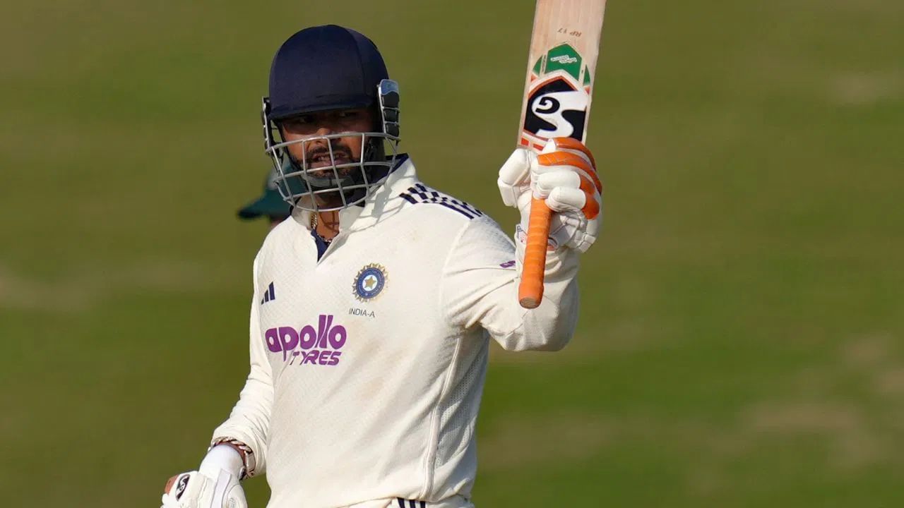 રિષભ પંત દક્ષિણ આફ્રિકા સામેની ટેસ્ટ શ્રેણીમાં આંતરરાષ્ટ્રીય ક્રિકેટમાં વાપસી કરશે. ઈંગ્લેન્ડ પ્રવાસ દરમિયાન તેને ઈજા થઈ હતી, જેના કારણે તે છેલ્લી ટેસ્ટ શ્રેણીમાં ભાગ લઈ શક્યો ન હતો. જોકે, હવે તે ટીમ ઈન્ડિયામાં પાછા ફરવા માટે ફિટ દેખાય છે. (PC : PTI)