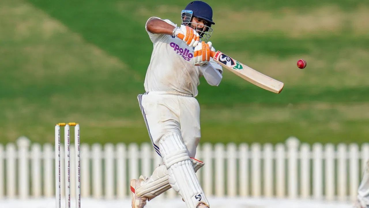 આ ઈનિંગમાં રિષભ પંતે કુલ 54 બોલનો સામનો કર્યો અને 65 રન બનાવ્યા અને પાંચ ચોગ્ગા અને ચાર છગ્ગા ફટકાર્યા. દક્ષિણ આફ્રિકા સામે ટેસ્ટ શ્રેણી પહેલા આ ઈનિંગથી પંતની સાથે ટીમ ઈન્ડિયાની ચિંતા ઓછી થઈ છે. 