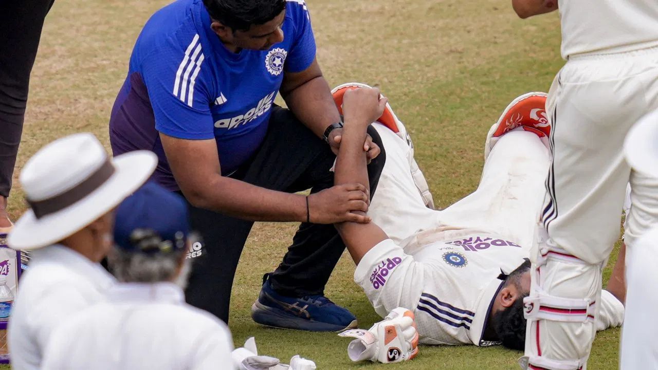 મેચના ત્રીજા દિવસે રિષભ પંતને ઈજા થઈ હતી. દક્ષિણ આફ્રિકાના ફાસ્ટ બોલર મોરેકીના ત્રણ બોલ તેના શરીર પર વાગ્યા હતા. પહેલો બોલ હેલ્મેટ પર, બીજો બોલ ડાબી કોણીમાં અને ત્રીજો બોલ પેટમાં વાગ્યો, જેના કારણે તેને રિટાયર્ડ હર્ટ થવું પડ્યું હતું.