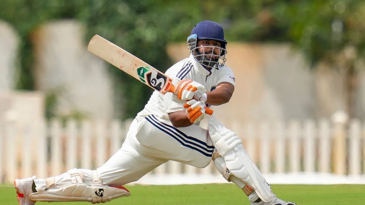 જ્યારે રિષભ પંત રિટાયર્ડ હર્ટ થયો ત્યારે તેણે 22 બોલમાં 17 રન બનાવ્યા હતા, જેમાં બે ચોગ્ગા અને એક છગ્ગા સામેલ હતા. પરંતુ ખાસ વાત એ હતી કે તે થોડા સમય પછી પાછો આવ્યો અને આક્રમક બેટિંગ કરી રન બનાવ્યા.