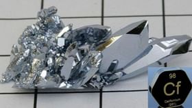 તે કૃત્રિમ રીતે બનાવાયેલું રેડિયોએક્ટિવ રાસાયણિક તત્વ છે