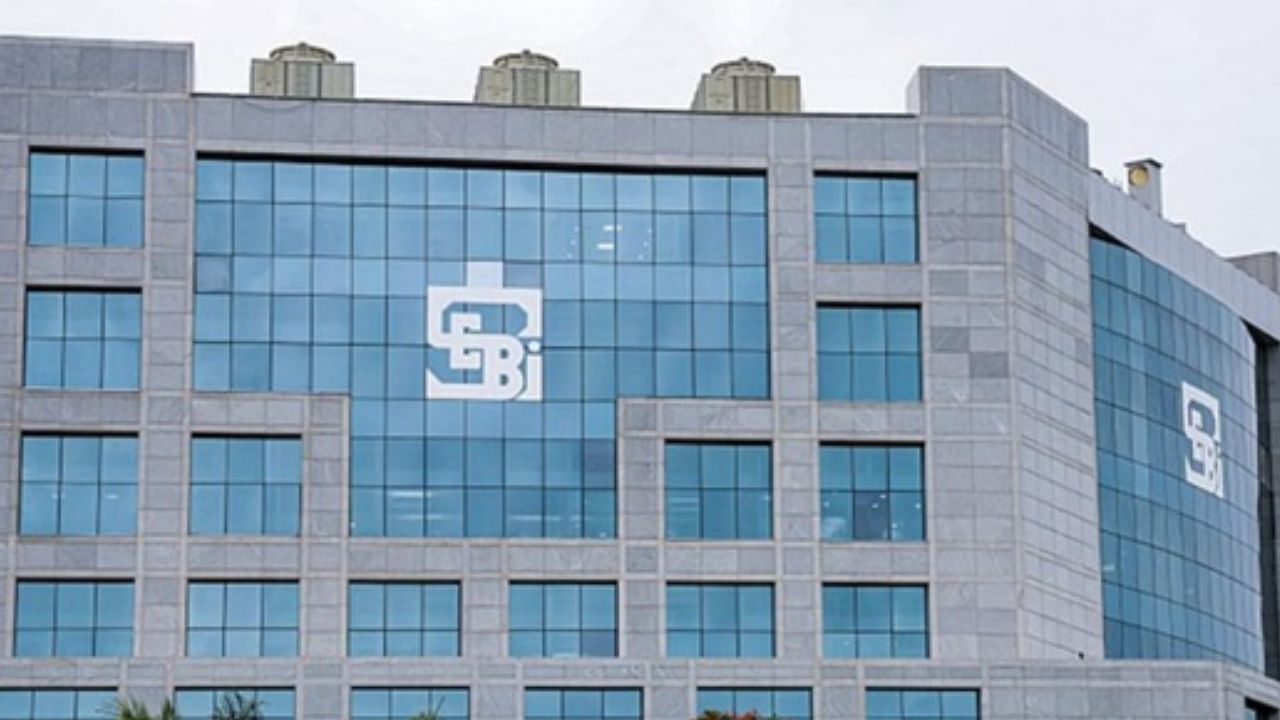 પસંદગી કેવી રીતે થશે અને કેટલો પગાર આપવામાં આવશે?: પસંદગી પ્રક્રિયા ત્રણ તબક્કામાં થશે: 100 ગુણના બે પેપર ધરાવતી ઓનલાઈન સ્ક્રીનીંગ પરીક્ષા, 100 ગુણના બે પેપર ધરાવતી ઓનલાઈન પરીક્ષા અને એક ઈન્ટરવ્યુ. ત્યારબાદ સફળ ઉમેદવારો પસંદગી પ્રક્રિયામાં આગળ વધશે. 
