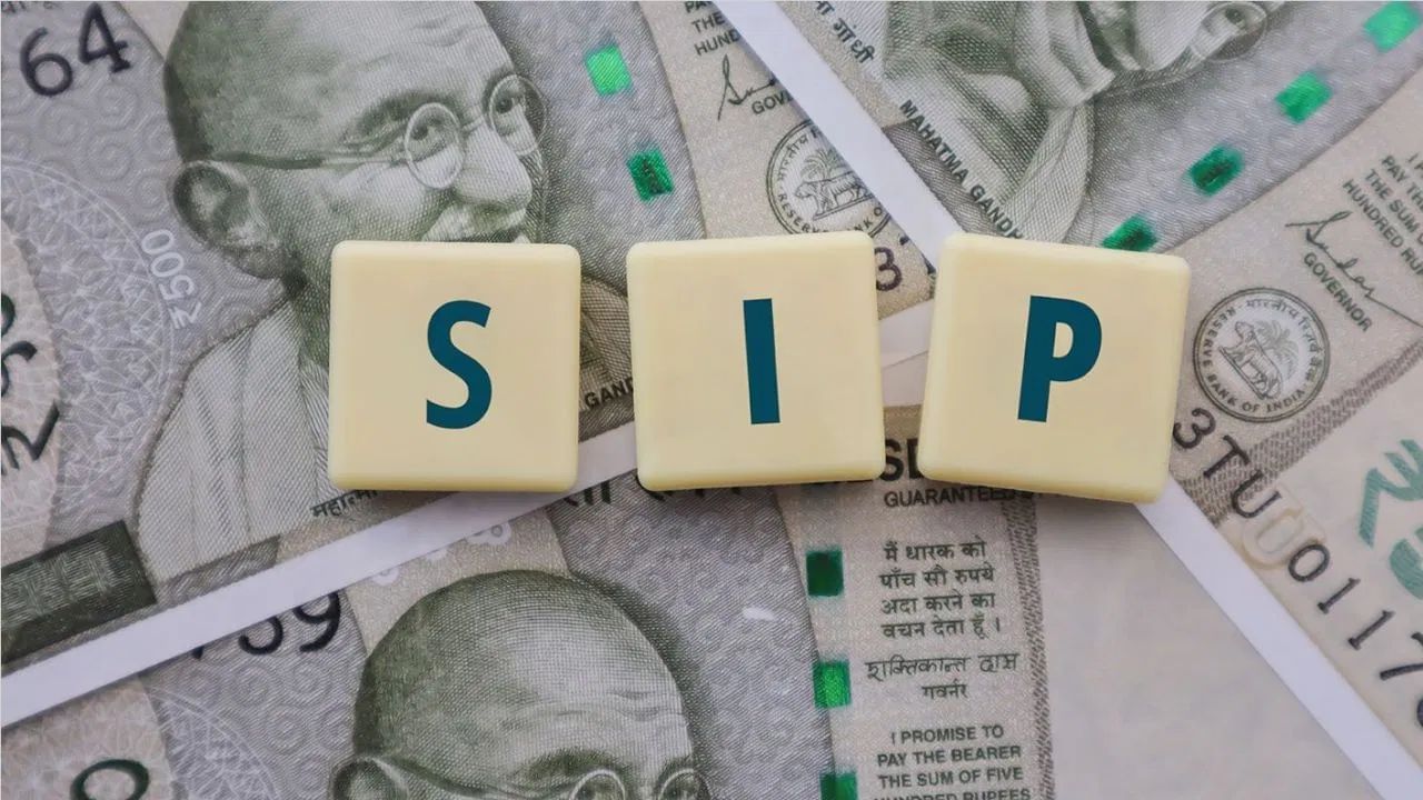 મ્યુચ્યુઅલ ફંડ SIP માં રોકાણ કરવાથી મળતા વળતર પર કેપિટલ ગેઇન ટેક્સ ચૂકવવો પડે છે. કેપિટલ ગેઇન ટેક્સ બે રીતે વર્ગીકૃત કરવામાં આવે છે. જો તમે તમારા ઇક્વિટી મ્યુચ્યુઅલ ફંડ યુનિટ વેચો છો અને એક વર્ષની અંદર રૂપિયા ઉપાડો છો, તો તમારે 20 ટકા શોર્ટ ટર્મ કેપિટલ ગેઇન ટેક્સ ચૂકવવો પડશે.