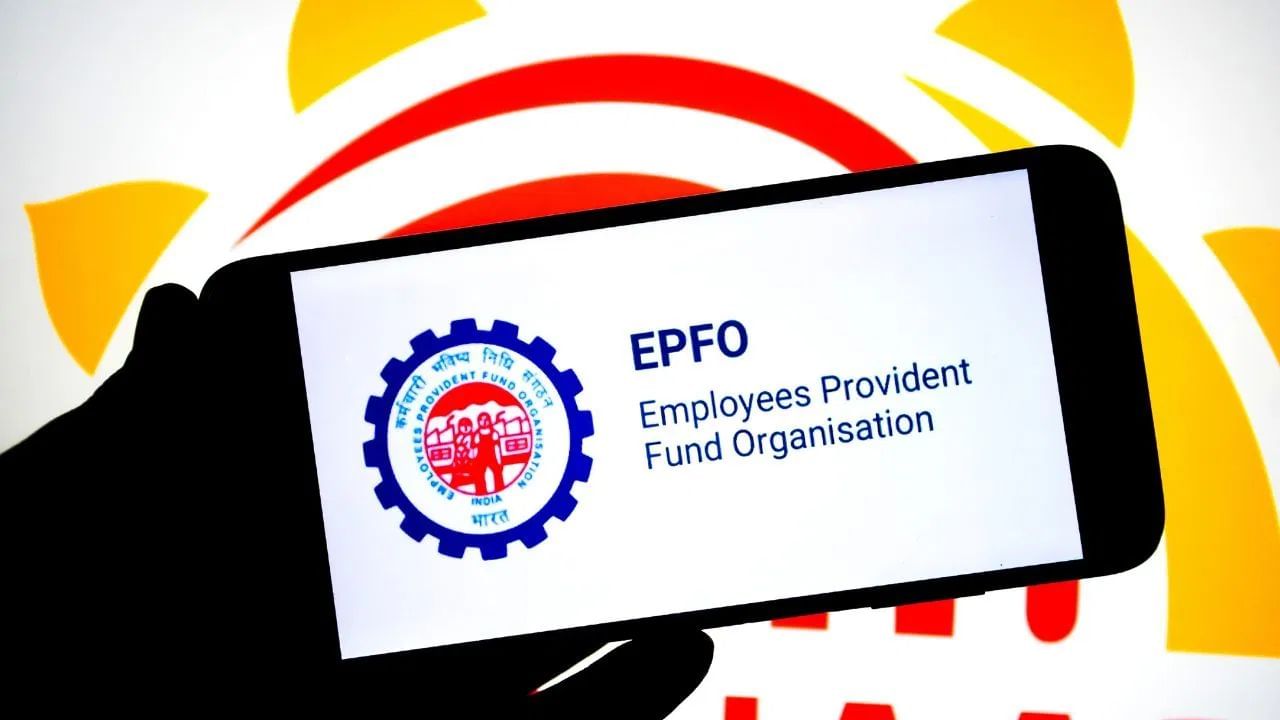 EPFO ની નવી જોગવાઈ અનુસાર, જો કોઈ વ્યક્તિ લાંબા સમય સુધી બેરોજગાર રહે છે, તો તે હવે 2 મહિનાને બદલે 36 મહિના પછી પેન્શન (EPS) રકમ ઉપાડી શકશે. સરકાર કહે છે કે, આ પગલું વ્યક્તિઓ માટે લાંબાગાળાની સોશિયલ સિક્યોરિટી સુનિશ્ચિત કરવાના હેતુથી લેવામાં આવ્યું છે.