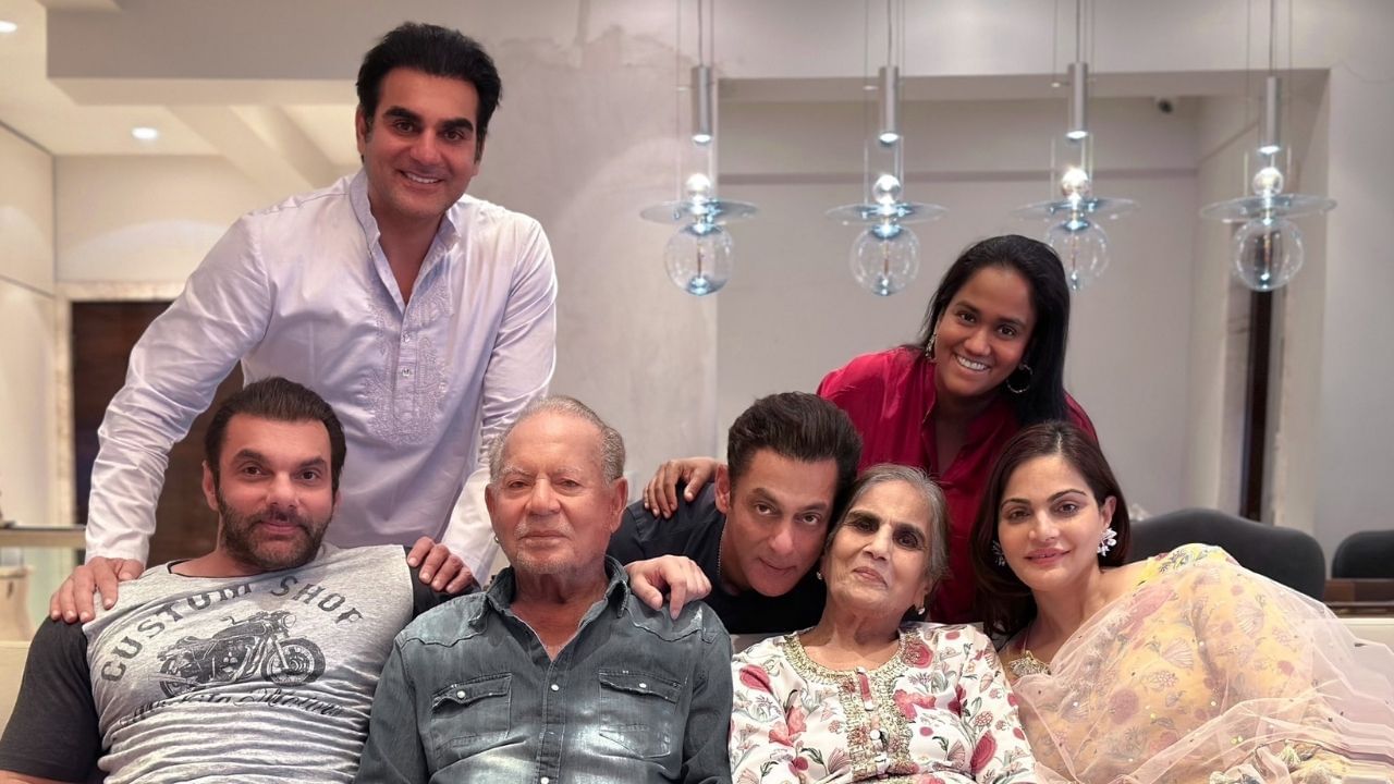 સલીમે 1964માં સલમા સાથે લગ્ન કર્યા. તેમણે 17 વર્ષ પછી  હેલન સાથે લગ્ન કર્યા. ત્યાં સુધીમાં, સલમા અને સલીમના ચાર બાળકો, સલમાન, અરબાઝ, સોહેલ અને અલવીરા ખાન અગ્નિહોત્રી, મોટા થઈ ગયા હતા. સલીમ ખાનને તેમના બીજા લગ્નથી કોઈ સંતાન નથી. 