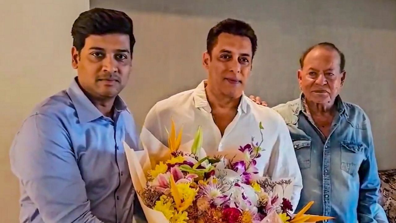  સલીમ ખાનનો મોટો દીકરો સલમાન ખાન છે. તેના પિતાના પગલે ચાલીને તેણે માત્ર ફિલ્મોમાં કારકિર્દી બનાવી જ નહીં પરંતુ ભારતના સૌથી મોટા સુપરસ્ટારમાંના એક તરીકે પણ પોતાને સ્થાપિત કર્યા. સલમાન અપરિણીત છે અને હજુ પણ કુંવારો છે.