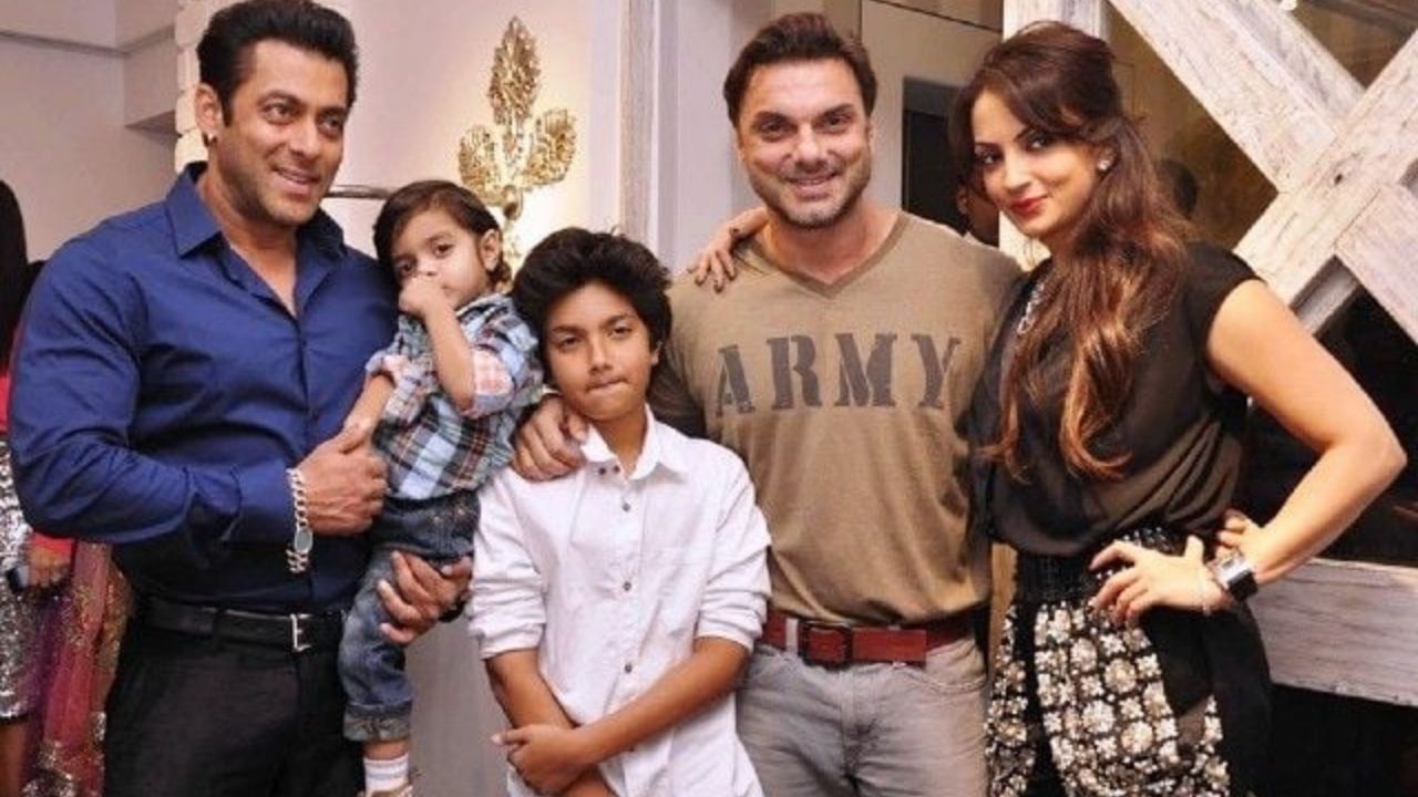 સોહેલ ખાન ત્રણ ભાઈઓમાં સૌથી નાનો છે. તેના પિતા અને બે ભાઈઓની જેમ, તે પણ બોલિવૂડનો એક પ્રખ્યાત અભિનેતા છે. જોકે, તેને અભિનયમાં સલમાન ખાન જેટલી સફળતા મળી નથી. તે નિર્માતા અને દિગ્દર્શક તરીકે પણ કામ કરે છે. તેણે 1998 માં ફેશન ડિઝાઇનર સીમા સજદેહ સાથે લગ્ન કર્યા. જોકે, 24 વર્ષના લગ્નજીવન પછી 2022 માં તેમના છૂટાછેડા થયા. તેમને બે પુત્રો છે, નિર્વાણ ખાન અને યોહાન ખાન. 