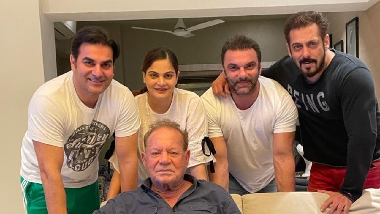 સલીમ ખાને બોલિવૂડની અનેક હિટ ફિલ્મોની સ્ટોરી લખી છે. તેમની પ્રતિભા ઉપરાંત, તે પોતાની પર્સનલ લાઈફને લઈને પણ ચર્ચામાં રહ્યા છે.તેમણે બે વાર લગ્ન કર્યા છે, જેમાં પીઢ અભિનેત્રી હેલન તેમની બીજી પત્ની હતી.ચાલો જાણીએ  સલીમ ખાનના પરિવાર અને પર્સનલ લાઈફ વિશે વાત કરીએ.