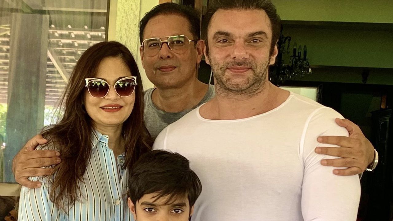 જ્યારે તેઓ માત્ર નવ વર્ષના હતા ત્યારે તેમનું અવસાન થયું. જાન્યુઆરી 1950 માં તેમના પિતાનું પણ અવસાન થયું, જ્યારે સલીમ માત્ર ચૌદ વર્ષના હતા. માર્ચ 1950માં સલીમ (જેમણે ઇન્દોરની સેન્ટ રાફેલ્સ સ્કૂલમાં અભ્યાસ કર્યો હતો) તેમની મેટ્રિક પરીક્ષા આપી. અને ઇન્દોરની હોલકર કોલેજમાં પ્રવેશ મેળવ્યો અને બીએ પૂર્ણ કર્યું. 