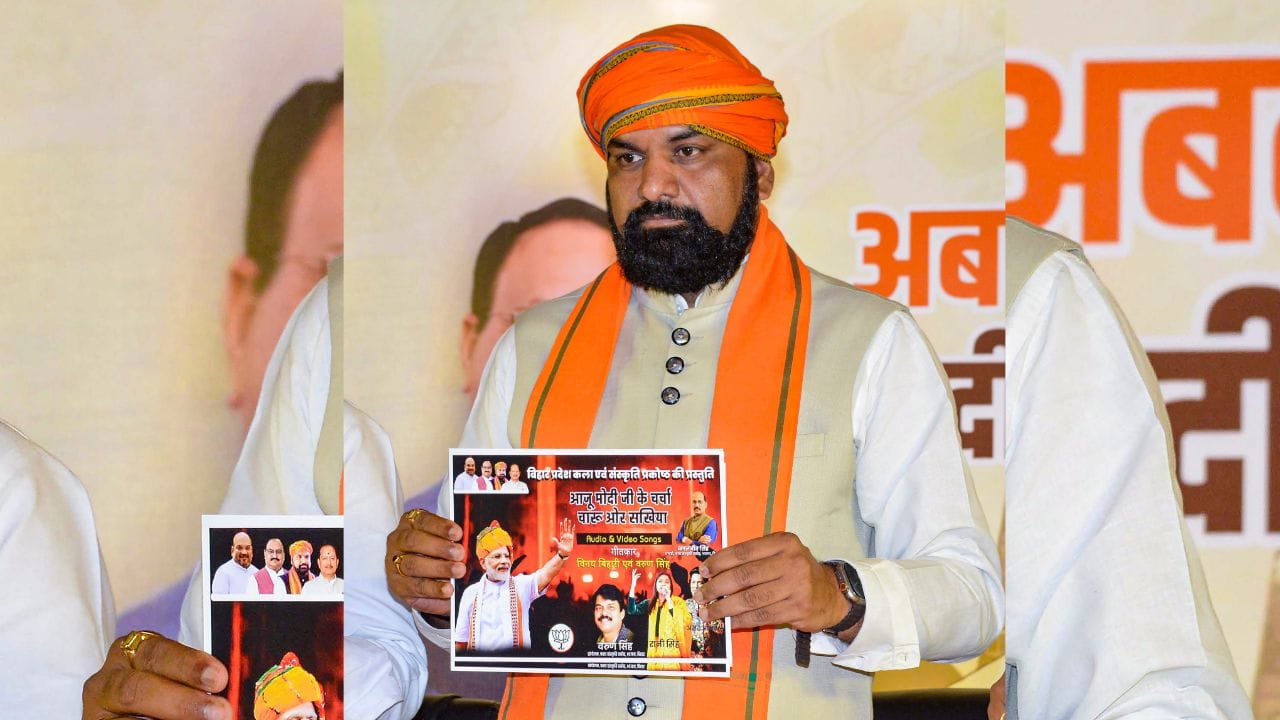 સમ્રાટ ચૌધરી લાંબા સમયથી ભાજપનો OBC ચહેરો રહ્યા છે. સમ્રાટ ચૌધરીનો જન્મ 16 નવેમ્બર 1968ના રોજ મુંગેરના લખનપુર ગામમાં થયો હતો . તેમની માતાનું નામ પાર્વતી દેવી અને પિતાનું નામ શકુની ચૌધરી છે. 