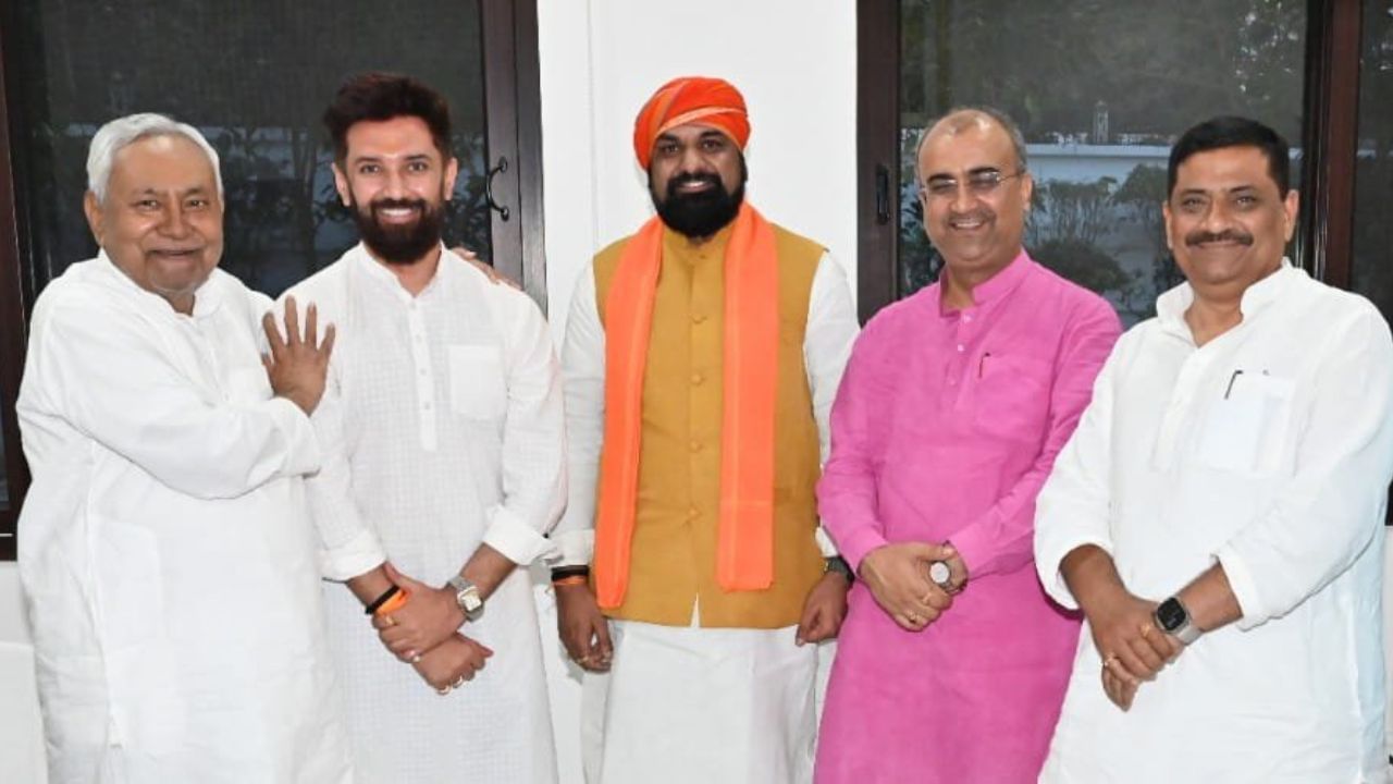 જૂન 2023માં, ભારતીય રાષ્ટ્રીય કોંગ્રેસના નેતા રાહુલ ગાંધી પર કટાક્ષ કરતા સમ્રાટ ચૌધરીએ તેમના દાઢીવાળા દેખાવની તુલના ઓસામા બિન લાદેન સાથે કરી હતી