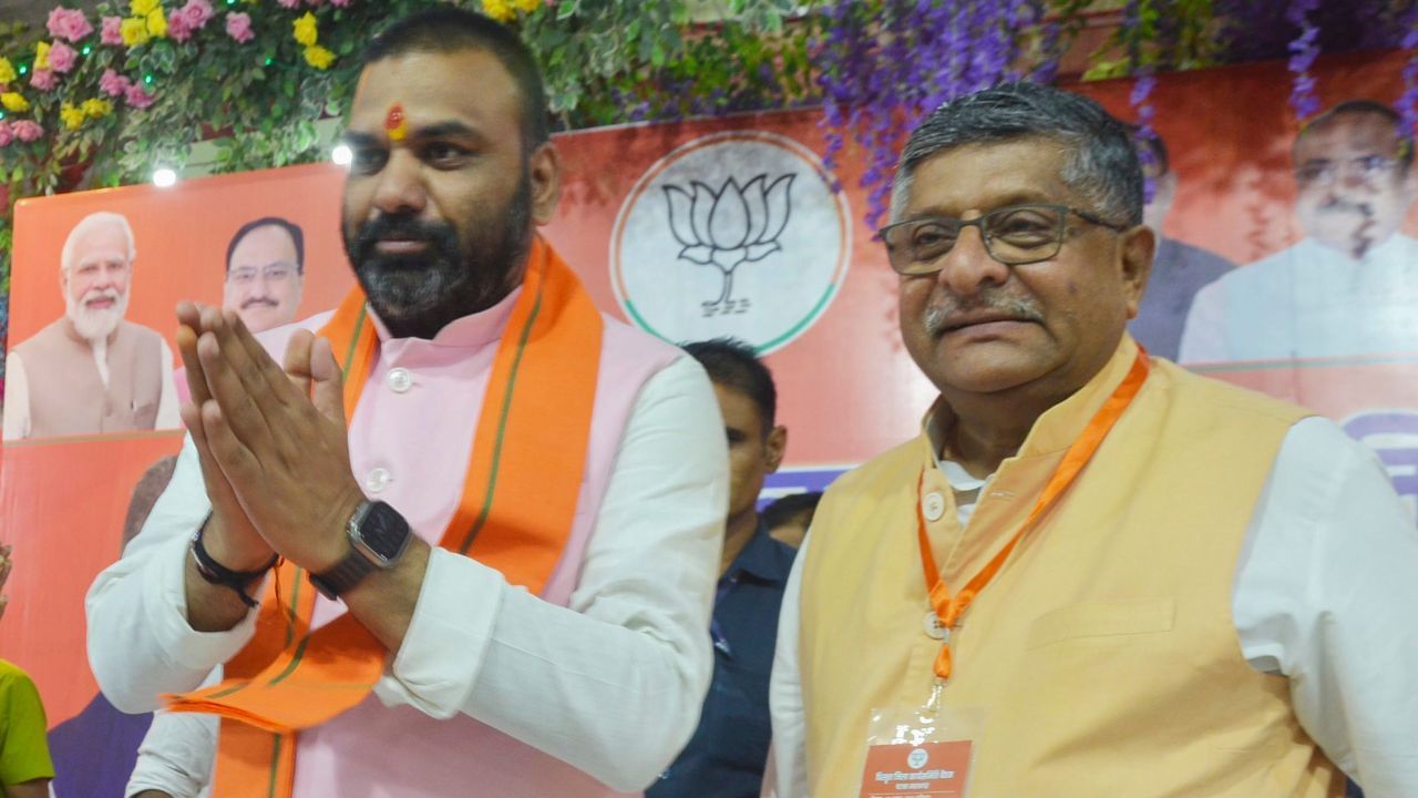  સમ્રાટ ટોચના રાજકારણીઓના પરિવારમાંથી આવે છે. તેમના પિતા શકુની ચૌધરી સાત વખત ધારાસભ્ય અને સાંસદ રહી ચૂક્યા છે અને માતા પાર્વતી દેવી તારાપુર મતવિસ્તારમાંથી ધારાસભ્ય રહી ચૂક્યા છે. 