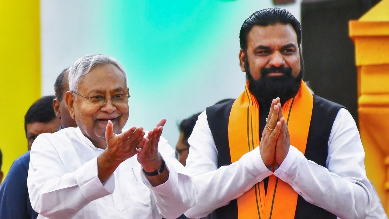 સમ્રાટ ચૌધરી શિક્ષણ પૂર્ણ કર્યા પછી મદુરાઈ કામરાજ યુનિવર્સિટીમાંથી ઉચ્ચ શિક્ષણ મેળવ્યું. તેમની શૈક્ષણિક લાયકાત જાહેર વિવાદનો વિષય બની છે.