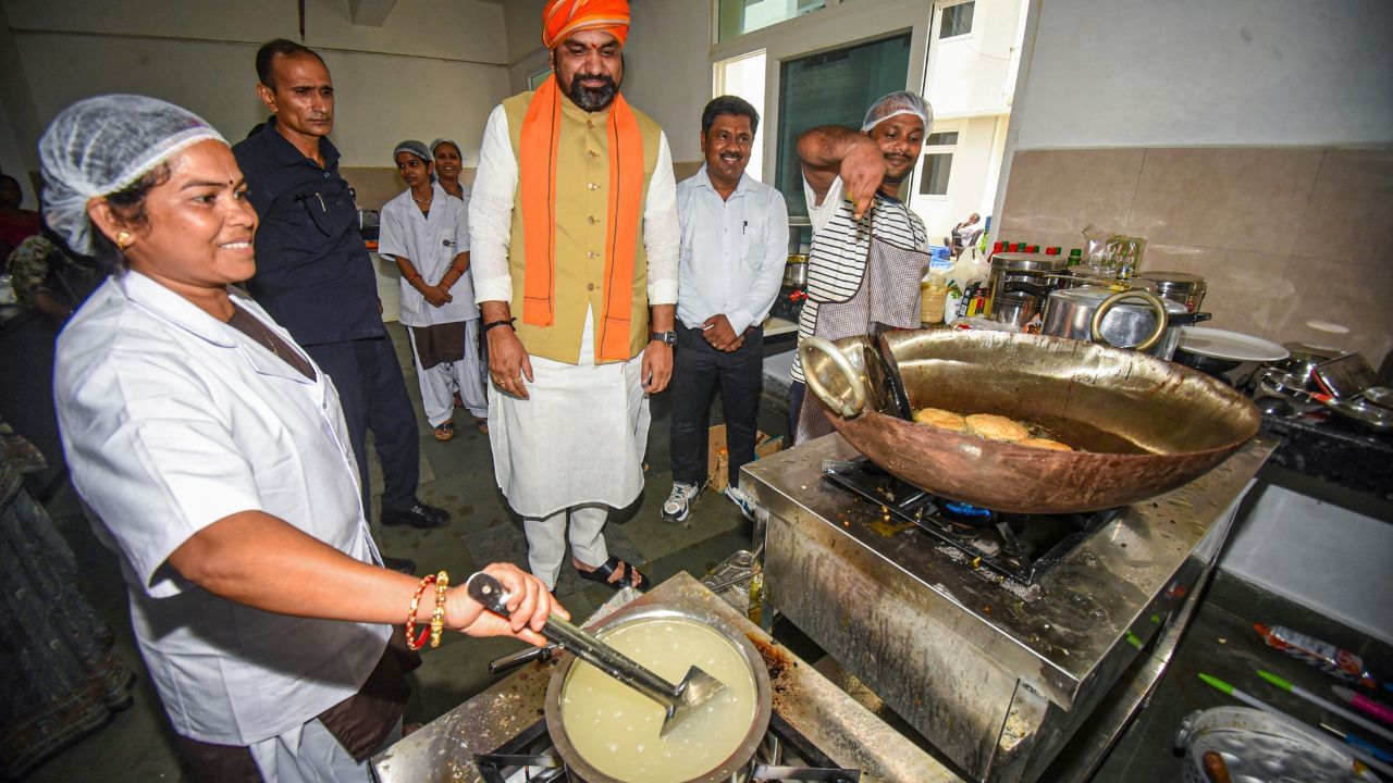 સમ્રાટ ચૌધરીએ 1990માં  રાજકારણમાં પ્રવેશ કર્યો અને 19 મે 1999ના રોજ તેમણે બિહાર સરકારમાં કૃષિ મંત્રી તરીકે શપથ લીધા. તેમણે 2000 અને 2010માં પરબટ્ટા (વિધાનસભા મતવિસ્તાર) થી ચૂંટણી લડી અને ધારાસભ્ય તરીકે ચૂંટાયા હતા.