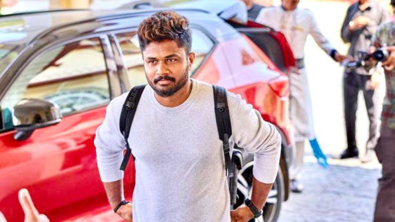 જ્યારે સંજુ સેમસને આઈપીએલ ડેબ્યુ કર્યું તો તેની સેલેરી માત્ર 8 લાખ રુપિયા હતી. જે હવે કરોડો રુપિયામાં પહોંચી છે. સંજુ સેમસનને બીસીસીઆઈના સેન્ટ્રલ કોન્ટ્રૈક્ટના ગ્રેડ સી સામેલ છે. આ કોન્ટ્રૈક્ટ હેઠળ વર્ષના 1 કરોડ રુપિયાનો પગાર મળે છે.ઓડીઆઈ માટે અંદાજે 6 લાખ રુપિયા અને ટી20ની એક મેચ માટે અંદાજે 3 લાખ રુપિયા મળે છે.