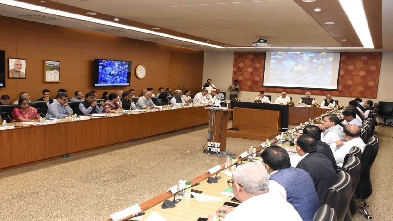 કેન્દ્રીય આઈટી મંત્રી અશ્વિની વૈષ્ણવે ગુજરાતમાં સેમિકન્ડક્ટર અને ડિસ્પ્લે ફેબના પ્રોજેક્ટ્સની પ્રગતિની વિગતો મેળવવા માટે, ગુજરાતના મુખ્યમંત્રી ભૂપેન્દ્ર પટેલ તથા નાયબ મુખ્યમંત્રી હર્ષ સંઘવી, સાયન્સ ટેકનોલોજી મંત્રી અર્જુન મોઢવાડિયાની ઉપસ્થિતિમાં ગાંધીનગરમાં ઉચ્ચ સ્તરીય બેઠક યોજી હતી. 