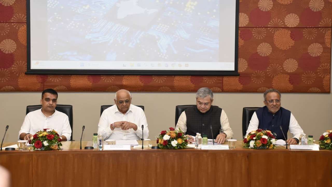 મુખ્યમંત્રી ભૂપેન્દ્ર પટેલે આ બેઠકમાં જણાવ્યું કે, ભારતમાં સેમિકન્ડક્ટર પ્રોજેક્ટ શરૂ કરવા અગાઉ અનેક પ્રયત્ન થયા હતા પરંતુ હવે વડાપ્રધાન નરેન્દ્રભાઈ મોદીએ શાસન દાયિત્વ સંભાળતા આ મહત્વપૂર્ણ પ્રોજેક્ટ્સ ભારતમાં કાર્યરત થવા જઈ રહ્યા છે. લોકોને વિશ્વાસ છે કે વડાપ્રધાન નરેન્દ્રભાઈ મોદીના નેતૃત્વમાં ભારત સેમિકોન ક્ષેત્રે અગ્રણી લીડર બનશે.