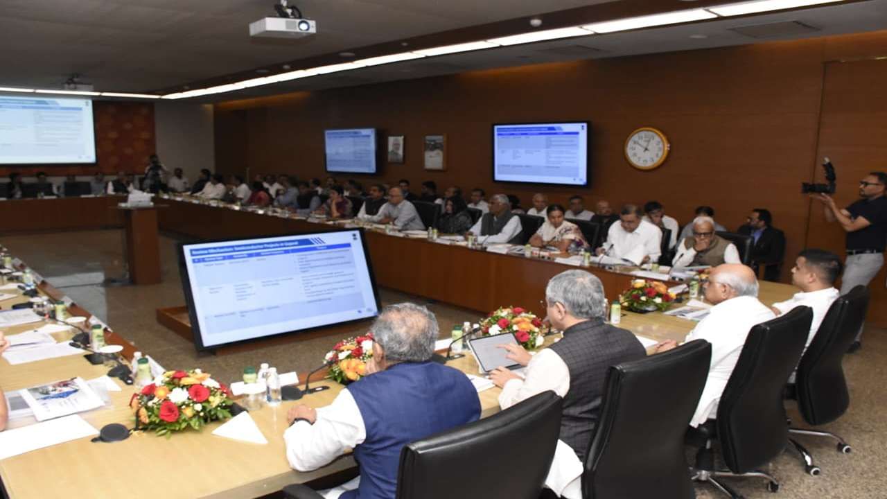 ધોલેરા અને સાણંદમાં નિર્માણાધીન ટાટા, માઈક્રોન અને સીજી સેમિકોન જેવા સેમિકન્ડક્ટર પ્રોજેક્ટ્સ માટે જરૂરી વીજળી, પાણી, લોજિસ્ટિક્સ અને સોશિયલ ઇન્ફ્રાસ્ટ્રક્ચર તથા રેલ, રોડ એન્ડ એર કનેક્ટિવિટીના રાજ્ય સરકાર દ્વારા હાથ ધરાઈ રહેલા કામોની તલસ્પર્શી વિગતો આ બેઠકમાં વિસ્તૃત પ્રેઝન્ટેશન દ્વારા મેળવી હતી. 