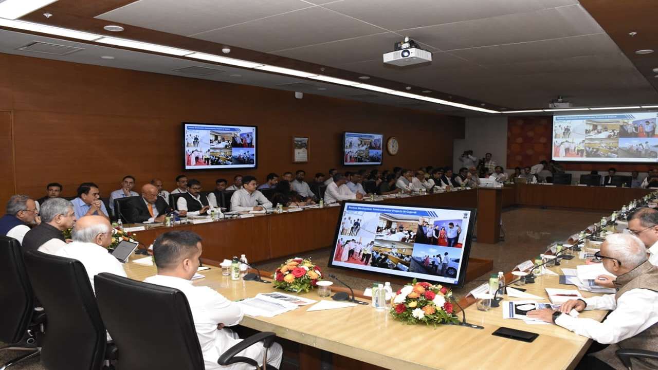 મુખ્યમંત્રીએ કહ્યું કે, ગુજરાત સેમિકોન હબ તરીકે લીડ લે તેવું જે વાતાવરણ વડાપ્રધાનના દિશાદર્શનમાં ઉભુ થયું છે તેને જાળવી રાખીને સેમિકન્ડકટર સેક્ટરના વિકાસ માટે ફોકસ કરવા ટાઈમ બાઉન્ડ પ્લાનિંગ કરવા સંબંધિત વિભાગો સંકલન કેળવીને આગળ વધે તે જરૂરી છે. આ સંદર્ભમાં મુખ્યમંત્રીએ નિયમિત ફોલોઅપ બેઠક યોજવા અને સમયસર ચોકસાઈ સાથે બધા કાર્યો પૂરા કરવાની તાકીદ કરી હતી. 