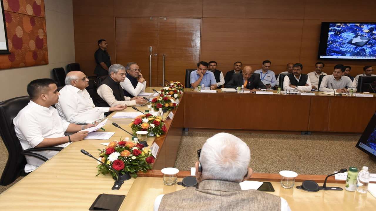 કેન્દ્રીય મંત્રી અશ્વિની વૈષ્ણવે ધોલેરા આગામી સમયમાં હાઈટેક ઉત્પાદનનું મોટુ કેન્દ્ર બનશે તેવો વિશ્વાસ વ્યક્ત કરતાં કહ્યું કે, દેશ અને ગુજરાતના સેમિકન્ડક્ટર સેક્ટર પર દુનિયાના લગભગ બધા દેશોની નજર છે અને ધોલેરાનો વિશેષ ઉલ્લેખ સેમિકોન ઈન્ડસ્ટ્રી સંદર્ભે થાય છે. 