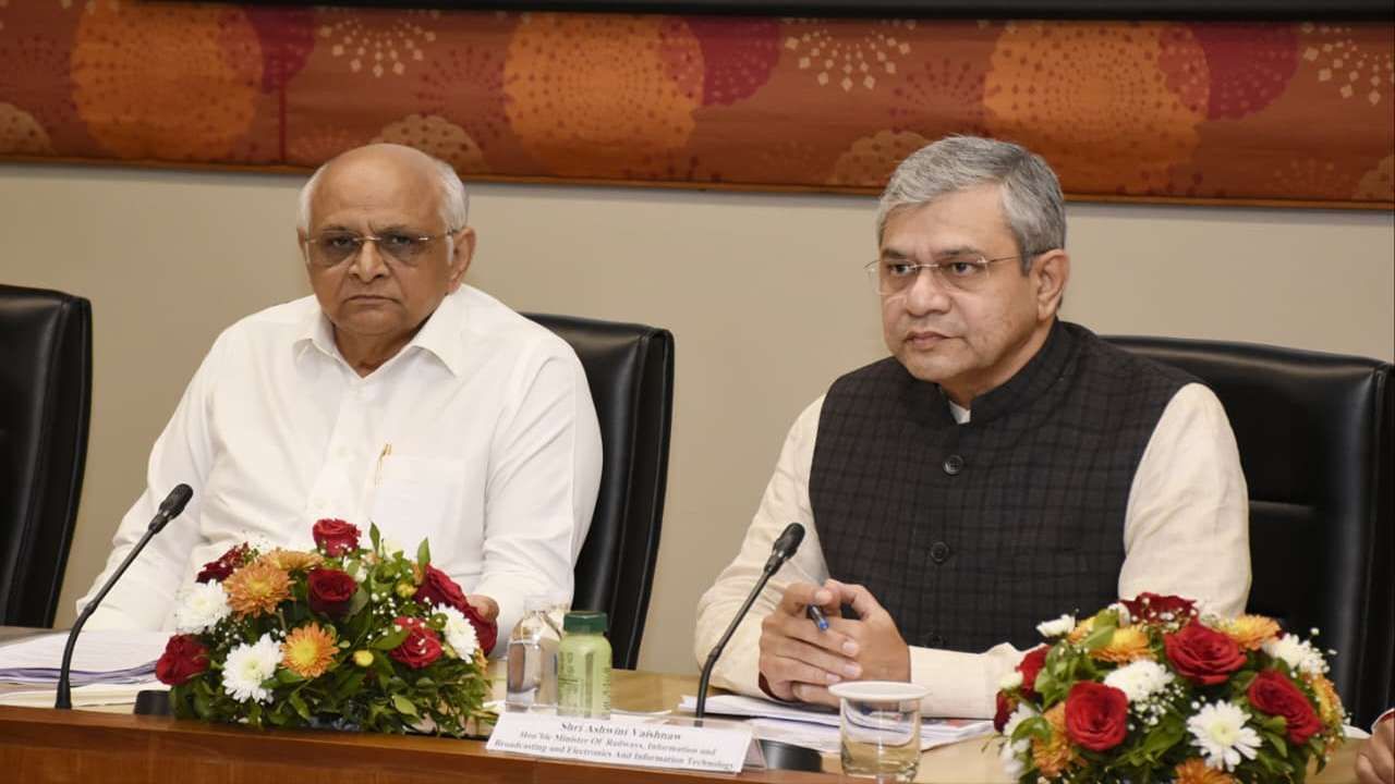 અશ્વિની વૈષ્ણવે આ બેઠકમાં 10 જેટલા ક્રિટિકલ પ્રોજેક્ટ્સની વિગતો મેળવીને તેને સ્પર્શતી બાબતો માટે રેગ્યુલર ફોલોઅપ મીટીંગ થાય તેવા દિશા-નિર્દેશો આપ્યા હતા. તેમણે કહ્યું કે, કેન્દ્ર અને રાજ્ય સરકારના સંબંધિત વિભાગો સેમિકન્ડક્ટર ઉદ્યોગોને જરૂરી મદદ માટે 24X7 ઉપલબ્ધ છે. 