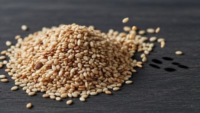 શિયાળો આવી ગયો છે, અને તેની સાથે આપણા આહારમાં ચોક્કસ ખોરાકની માંગ વધી રહી છે જે આપણને અંદરથી ગરમ રાખી શકે છે. આ યાદીમાં એક ખૂબ જ શક્તિશાળી બીજ છે: તલ.
