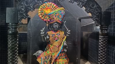 વર્ષ 2026 દરમિયાન શનિ ગ્રહ પોતાની હાલની રાશિ બદલે નહીં, એટલે કે તે આખું વર્ષ મીન રાશિમાં જ રહેશે. હાલ મેષ, કુંભ અને મીન રાશિ સાડાસાતીના પ્રભાવ હેઠળ છે, જ્યારે સિંહ અને ધનુ રાશિ પર ઢૈય્યાનો પ્રભાવ છે. આ પાંચેય રાશિના જાતકો માટે 2026 વર્ષ સાવચેતી રાખવાનું રહેશે. આ સમયગાળા દરમિયાન ધીરજ, પરિશ્રમ અને સંયમ જરૂરી રહેશે, કારણ કે કામમાં વિલંબ, અપેક્ષિત પરિણામો ન મળવા અથવા યોજનાઓમાં અચાનક ફેરફાર જેવી પરિસ્થિતિઓ સર્જાઈ શકે છે.