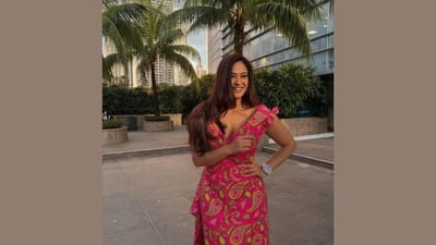 શ્વેતા તિવારી સુંદર રીતે સાડીથી લઈને સુટ, લહેંગા અને વેસ્ટર્ન સુધીના તમામ પ્રકારના પોશાક પહેરે છે. તેનો દરેક લુક અદભુત છે.