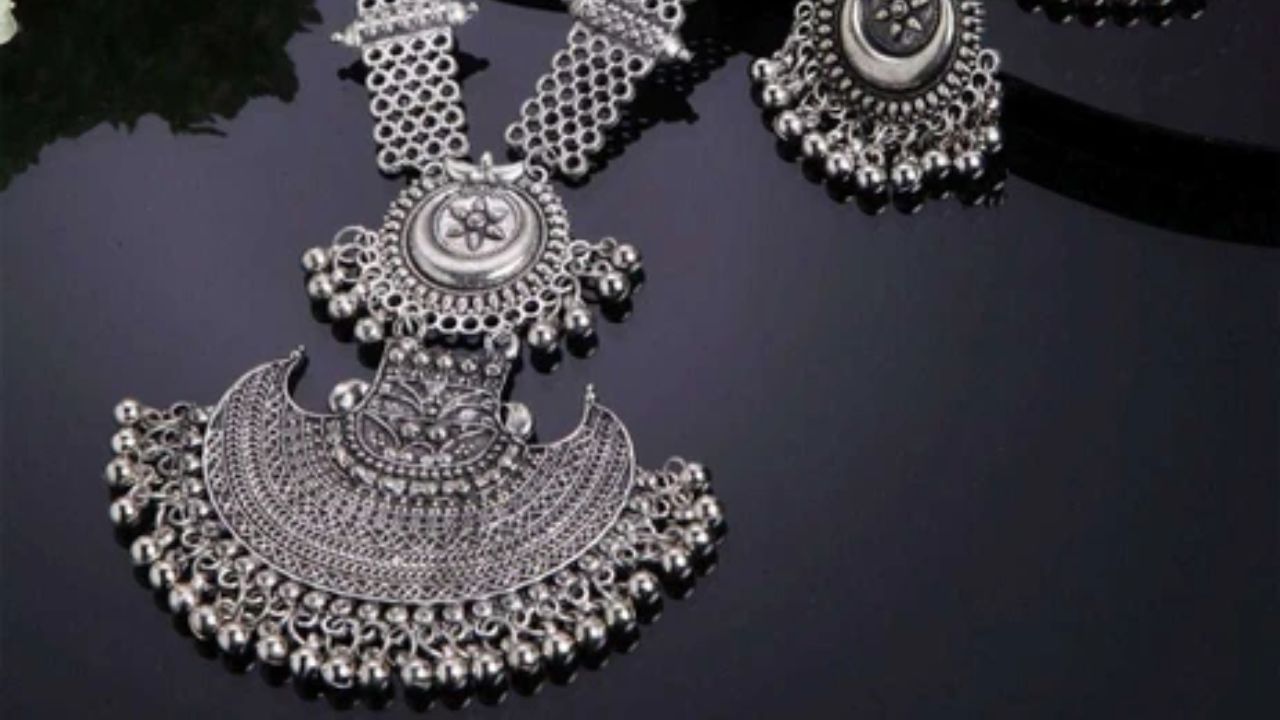 ભારતમાં ચાંદીનો ઉપયોગ ફક્ત ઘરેણાં અને વાસણો માટે જ થતો નથી પરંતુ તેને પરંપરાગત રોકાણ અને સંપત્તિ જાળવણીનું સાધન પણ માનવામાં આવે છે. જોકે સોનાથી વિપરીત, ચાંદી માટે કોઈ નિર્ધારિત મર્યાદા નથી.