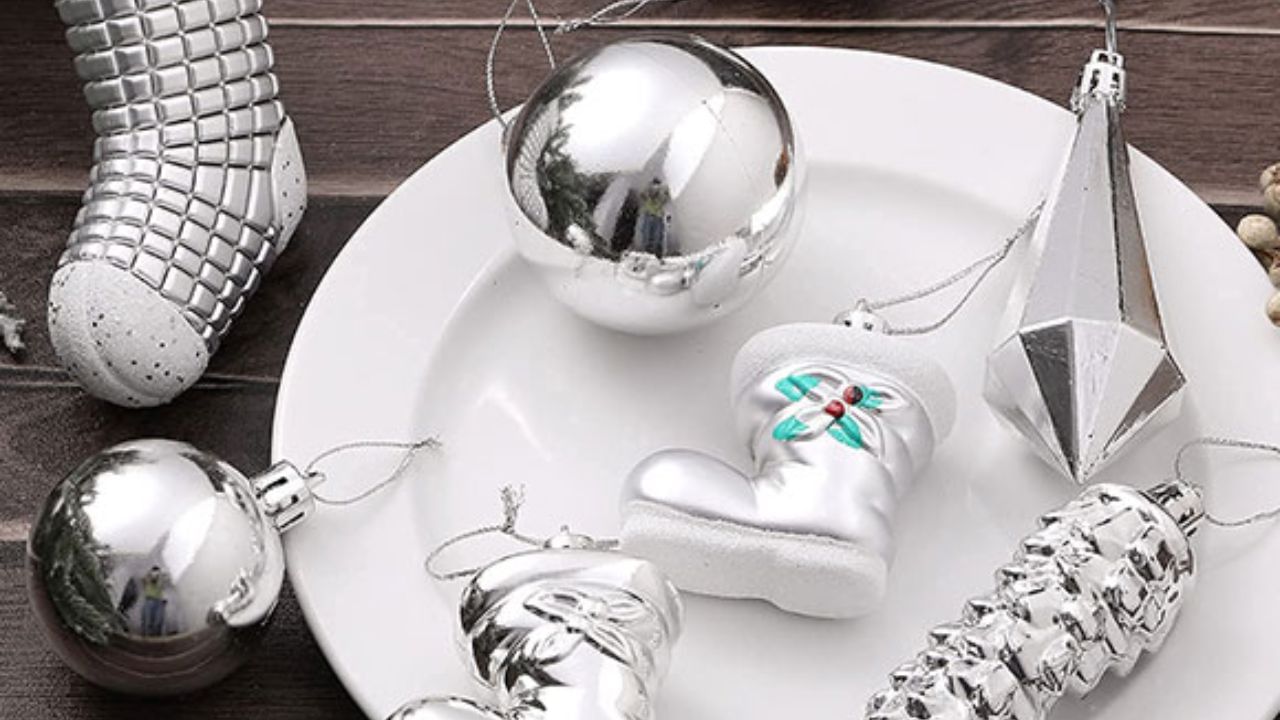 આવકવેરા કાયદા 1961 મુજબ તમે તમારા ઘરમાં કોઈપણ માત્રામાં ચાંદી રાખી શકો છો. જો તે કાયદેસર રીતે ખરીદેલી હોય અથવા વારસામાં મળી હોય. આનો અર્થ એ છે કે RBI કે આવકવેરા વિભાગે ઘરેલુ ઉપયોગ અથવા રોકાણ માટે રાખી શકાય તેવી ચાંદીની માત્રા પર કોઈ નિયંત્રણો લાદ્યા નથી.