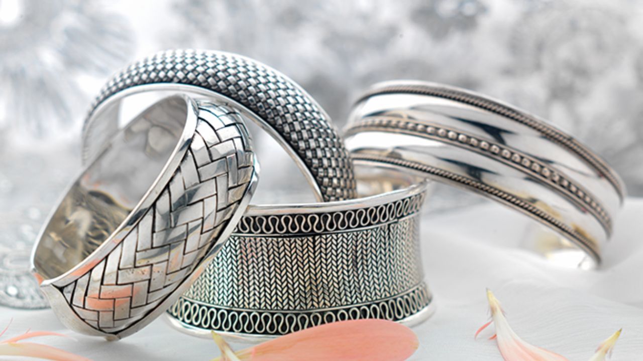 પરંતુ એ સમજવું અગત્યનું છે કે ચાંદી ખરીદતી વખતે રસીદ અથવા બિલ રાખવું ખૂબ જ મહત્વપૂર્ણ છે. આનું કારણ એ છે કે જો ભવિષ્યમાં આવકવેરા વિભાગ તપાસ કરે અને તમારી પાસે કોઈ ખરીદી ડોક્યુમેન્ટ્સ ન હોય તો તેને અઘોષિત સંપત્તિ ગણી શકાય.