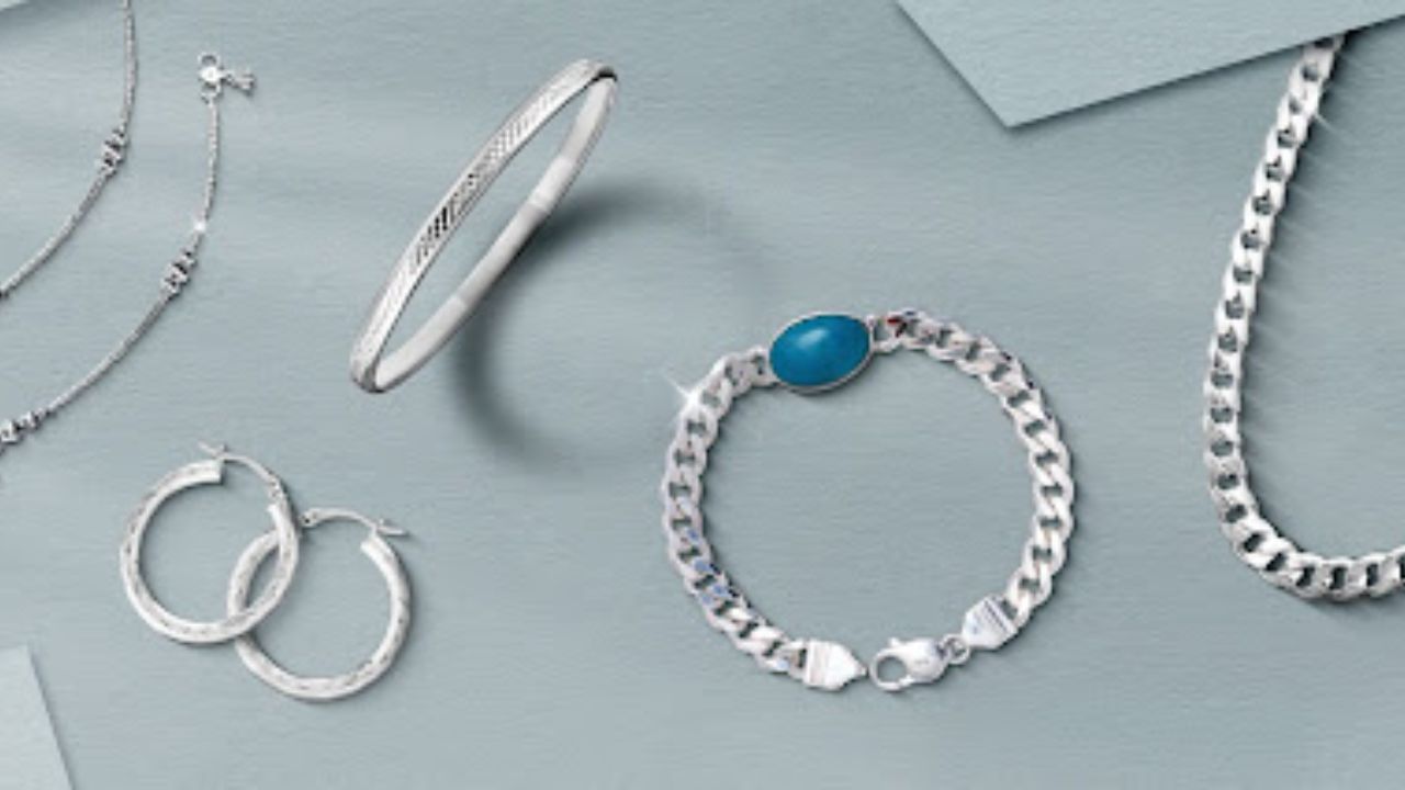 જો તમે 24 મહિનાથી વધુ સમય માટે ચાંદી રાખો છો અને પછી તેને વેચો છો તો તેને લાંબા ગાળાના મૂડી લાભ (LTCG) ગણવામાં આવશે. નવા નિયમો અનુસાર, 23 જુલાઈ, 2024 ના રોજ અથવા તે પછી ખરીદેલી ચાંદી પર 12.5% કર લાગશે અને તેને ઇન્ડેક્સેશન લાભ મળશે નહીં. 23 જુલાઈ, 2024 પહેલા ખરીદેલી ચાંદી પર 20% LTCG કર લાગશે, જે ઇન્ડેક્સેશન લાભ પણ પ્રદાન કરશે, એટલે કે ફુગાવાને સમાયોજિત કર્યા પછી તમારે ઓછો કર ચૂકવવો પડશે.