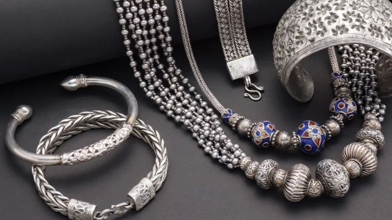 જો તમે ફિઝિકલ સિલ્વરને બદલે સિલ્વર ETF અથવા સિલ્વર મ્યુચ્યુઅલ ફંડમાં રોકાણ કર્યું હોય તો કર નિયમો મોટાભાગે સમાન છે. ફરક માત્ર એટલો છે કે ખરીદી અને વેચાણ ઓનલાઈન થાય છે અને રોકાણનો પુરાવો પહેલેથી જ ઉપલબ્ધ છે, જેનાથી ટેક્સના દાવાઓ સરળ બને છે. ટૂંકમાં ચાંદી પર કોઈ હોલ્ડિંગ મર્યાદા નથી, પરંતુ કાનૂની દસ્તાવેજીકરણ આવશ્યક છે.