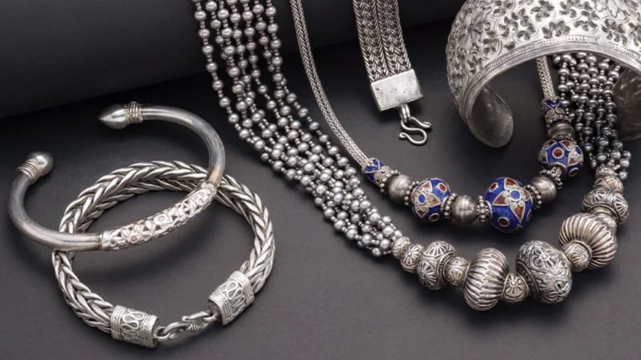 ચાંદીના ઘરેણાં પહેરવાથી અથવા ચાંદીની વસ્તુઓનો ઉપયોગ કરવાથી તમારી કુંડળીમાં ગ્રહો પ્રભાવિત થાય છે અને તમારા જીવન પર પોઝિટિવ અસર પડે છે. ચાંદીની વસ્તુઓવાળા ઘરોમાં સુખ, સૌભાગ્ય અને સમૃદ્ધિ વધે છે.