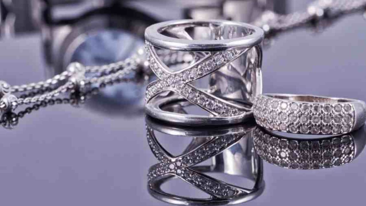 ચાંદી શરીરમાં રક્ત પરિભ્રમણને સુધારવામાં મદદ કરે છે. આમ ચાંદીમાં અસંખ્ય જ્યોતિષીય અને સ્વાસ્થ્ય લાભો છે, જે તેને શુભ અને સ્વસ્થ ધાતુ બનાવે છે.