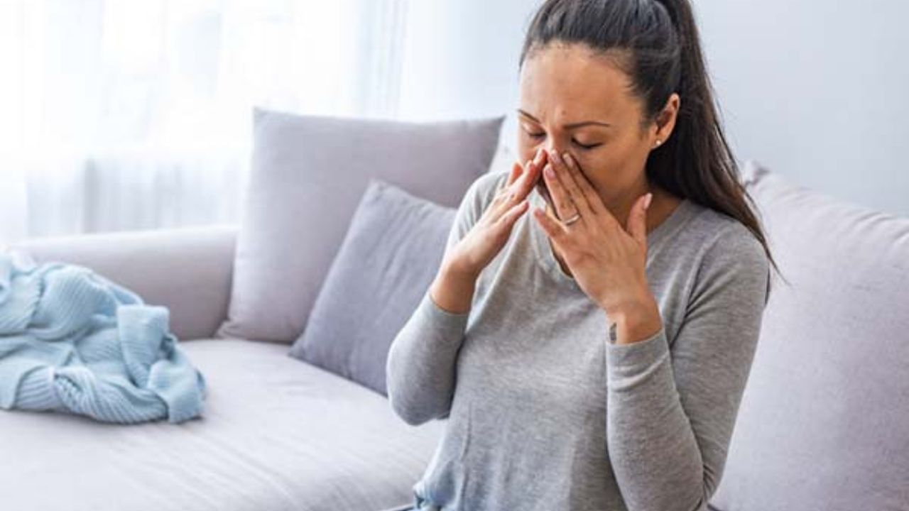 નોઈડાની મેક્સ સુપર સ્પેશિયાલિટી હોસ્પિટલના ઇએનટી કન્સલ્ટન્ટ ડૉ. સિદ્ધાર્થ એસ. શ્રીવાસ્તવે સમજાવ્યું કે ચીઝ, દહીં, ઘી, માખણ, છાશ, લસ્સી, પનીર અને છાશ સહિત અમુક ખોરાક સાઇનસના લક્ષણોમાં વધારો કરી શકે છે. રિફાઇન્ડ કાર્બોહાઇડ્રેટ્સ, સફેદ ચોખા, સોડા અથવા પાસ્તા ખાવાથી પણ સમસ્યામાં વધારો થઈ શકે છે.