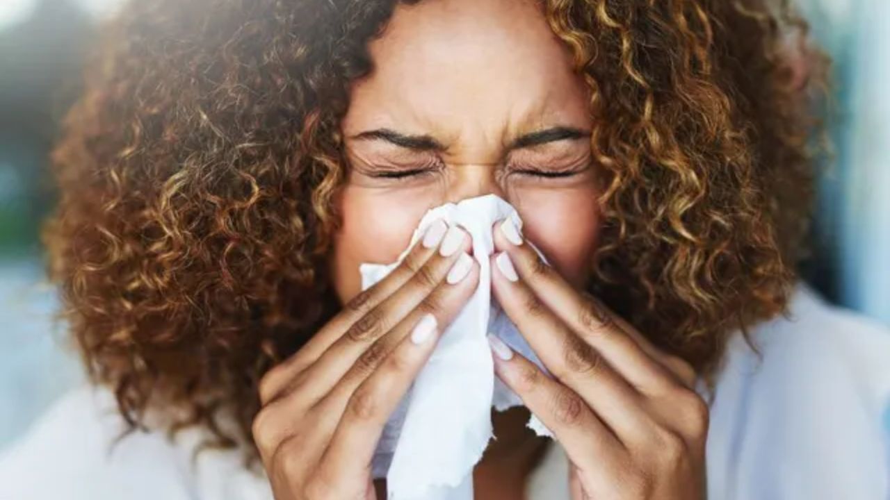 વધુમાં આ સ્થિતિના લક્ષણોને રોકવા માટે તમે તમારા આહારમાં પપૈયા અને સ્ટ્રોબેરી જેવા વિટામિન સીથી ભરપૂર ખોરાકનો સમાવેશ કરી શકો છો. વધુમાં તમારા આહારમાં ઓમેગા-3 ફેટી એસિડ્સ, જેમ કે શણના બીજ, અખરોટ અને માછલીનો સમાવેશ કરો. આ બળતરા ઘટાડવામાં મદદરૂપ થાય છે.