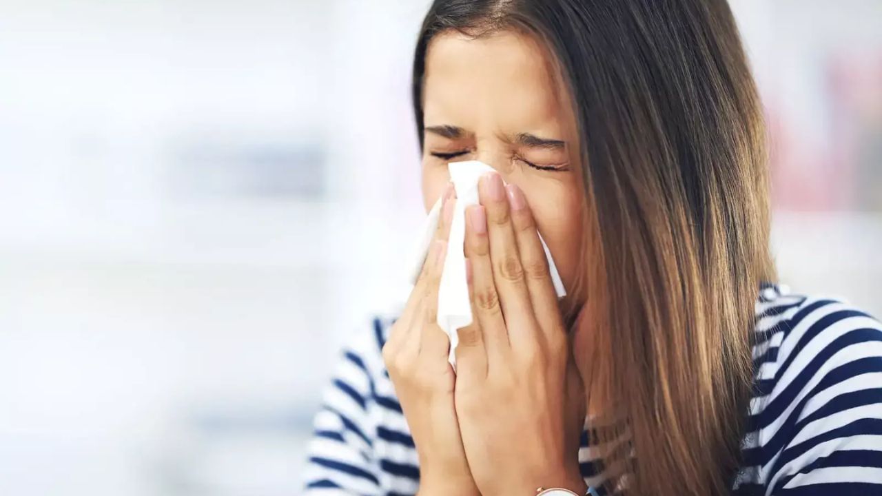 બ્રોકોલી, કોબી અને પાલક જેવા લીલા શાકભાજી ખાવા પણ ફાયદાકારક છે. કારણ કે તે બધામાં વિટામિન સી અને એન્ટીઑકિસડન્ટ હોય છે, જે સાઇનસના લક્ષણોને નિયંત્રિત કરવામાં મદદ કરે છે. ગ્રીન ટીમાં એન્ટીઑકિસડન્ટ પણ હોય છે.