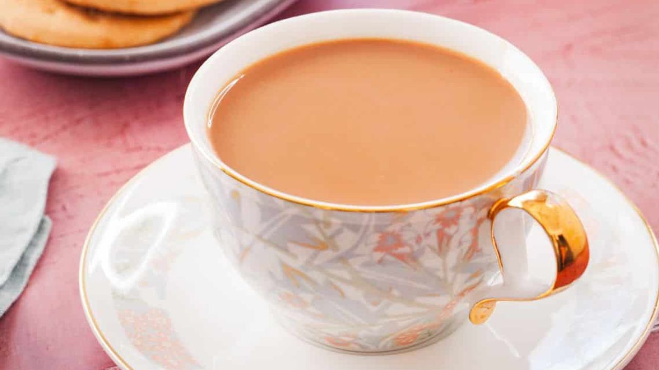 તમારી ચામાં ઇન્સ્ટન્ટ ટી મિક્સ અને કૃત્રિમ ક્રીમર ટાળો. ઇન્સ્ટન્ટ ટી મિક્સ અથવા ક્રીમરમાં ઘણીવાર તેમાં ખાંડ અને ચરબી હોય છે. તમારી ચા તાજા દૂધ, મસાલા અને ચાના પાંદડાથી બનાવવી બેસ્ટ છે. આ ચાનો સ્વાદ ફ્રેશ અને નેચરલ રાખશે.