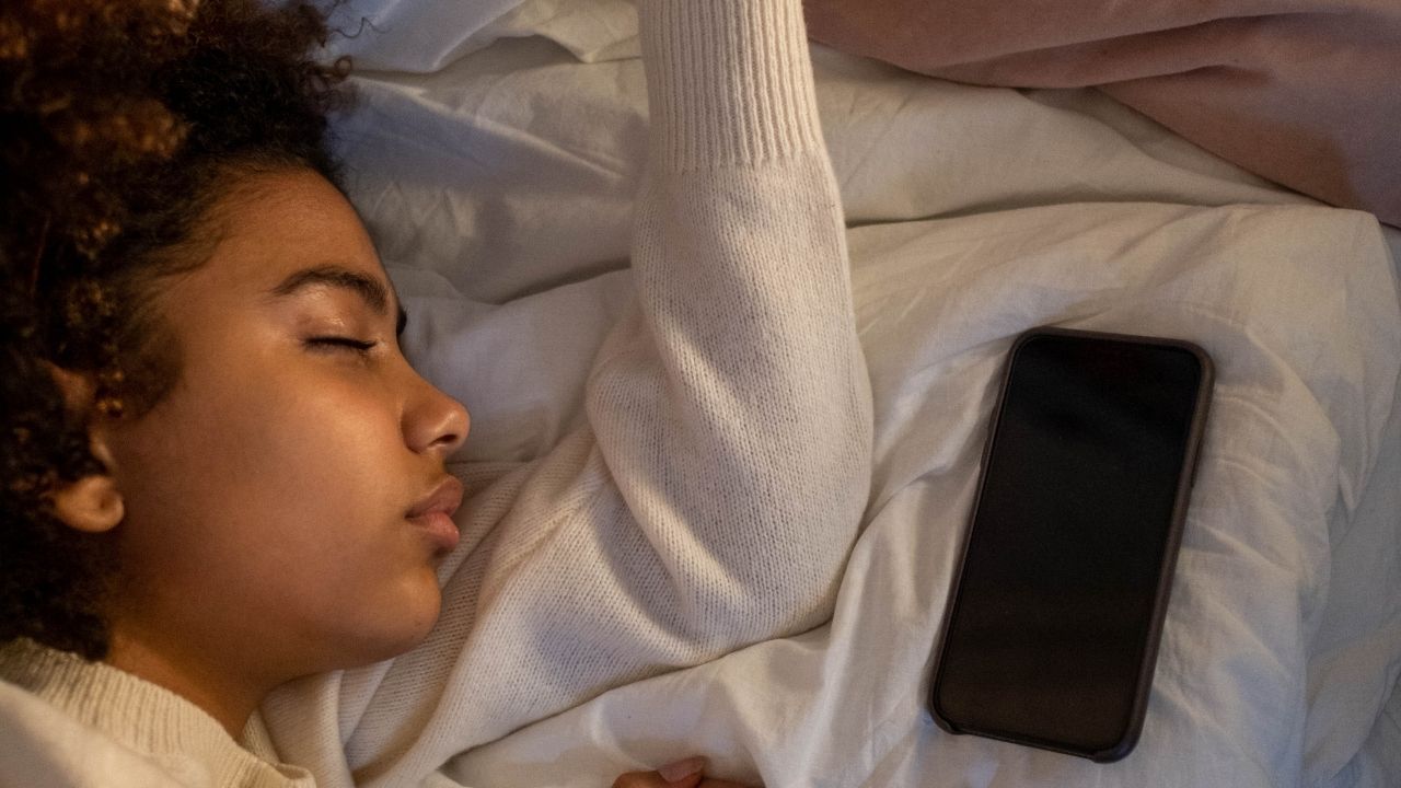 લાંબા સમય સુધી સૂનારા લોકોમાં સુસ્તી, ભારેપણું અને થાક દેખાય છે. શરીરનું સંતુલન ખલેલ પામે છે અને તેઓ મનથી ઉદાસ રહે છે. ધીમે ધીમે તેમનું આકર્ષણ અને ઉર્જા ગુમાવા લાગે છે.