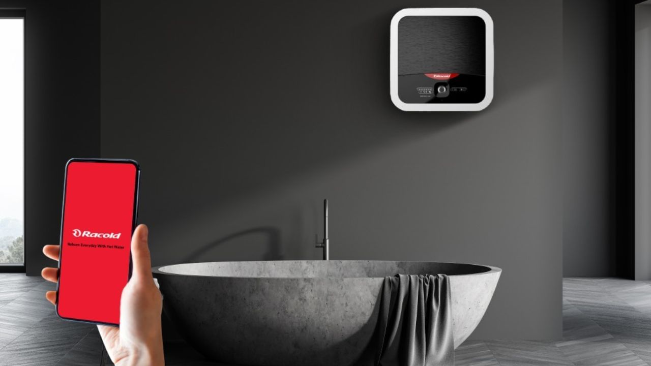 સ્માર્ટ ગીઝર શું છે? : સ્માર્ટ ગીઝર પણ પાણી ગરમ કરવા માટે હીટિંગ એલિમેન્ટનો ઉપયોગ કરે છે, પરંતુ તેમાં Wi-Fi કનેક્ટિવિટી અને સ્માર્ટ સેન્સર ટેક્નોલોજી જેવી સુવિધાઓ જોડાયેલી હોય છે. વપરાશકર્તા મોબાઇલ એપ્લિકેશન દ્વારા ગીઝરને ચાલુ-બંધ કરી શકે છે, તાપમાન નિયંત્રિત કરી શકે છે અને પાવર વપરાશ પણ ચેક કરી શકે છે. કેટલાક અદ્યતન મોડેલો ડિજિટલ ડિસ્પ્લે સાથે આવે છે, જે વાસ્તવિક સમયમાં પાણીનું તાપમાન બતાવે છે.