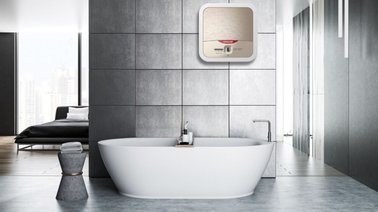 વીજળી બચત અને સ્માર્ટ સલામતી સિસ્ટમ : પરંપરાગત ગીઝર સતત પાવર ખેંચે છે, જ્યારે સ્માર્ટ ગીઝરમાં સ્ટેન્ડબાય કટ-ઓફ ફીચર હોય છે, જે વીજળીની બચત કરે છે. ઘણા મોડેલો માત્ર 1 વોટથી પણ ઓછી વીજળી પર કલાકો સુધી કાર્ય કરી શકે છે. પરિણામે 30થી 40 ટકા વીજળી બચત શક્ય બને છે. સાથે સાથે, સ્માર્ટ ગીઝર સલામતીની દૃષ્ટિએ પણ અદ્યતન છે. તેમાં ઓવરહિટિંગ પ્રોટેક્શન, લીક ડિટેક્શન અને મોબાઇલ એલર્ટ સિસ્ટમ હોય છે. કોઈપણ ખામી અથવા લીક જણાતા જ તમને તરત જ નોટિફિકેશન મળે છે.