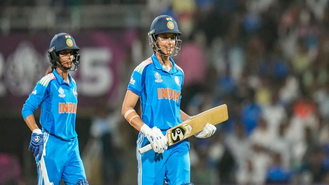 જોકે, સ્મૃતિ મંધાના ફાઈનલમાં મોટી ઈનિંગ રમવામાં નિષ્ફળ રહી. તેણીએ 45 રન બનાવ્યા. ક્લો ટ્રાયોનના બોલ પર કટ શોટ મારવાનો પ્રયાસ કરતી વખતે, તેણી વિકેટકીપર સિનાલાઓ જાફ્ટાના હાથે કેચ આઉટ થઈ ગઈ.