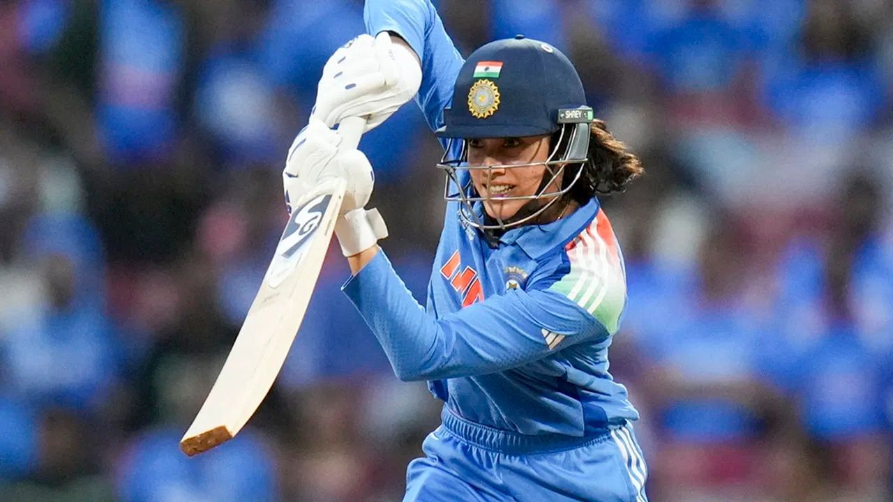 સ્મૃતિ મંધાનાએ ફાઈનલમાં શેફાલી વર્મા સાથે 104 રનની ભાગીદારી કરી. આ ભાગીદારીએ શેફાલી સાથે કુલ 1000 રન પણ પૂરા કર્યા. શેફાલીએ ફાઈનલમાં પચાસથી વધુનો સ્કોર બનાવ્યો. (PC : PTI)