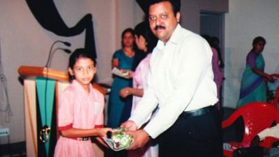 એવી ચર્ચા થઈ રહી છે કે, 23 નવેમ્બરના રોજ ભારતીય મહિલા ક્રિકેટ ટીમની સ્ટાર ખેલાડી સ્મૃતિ મંધાના લગ્ન કરવા જઈ રહી છે. તે પોતાના બોયફ્રેન્ડ પલાશ મુચ્છલ સાથે 7 ફેરા લેશે. પલાશની સાથે સ્મૃતિ મંધાના છેલ્લા 6 વર્ષથી રિલેશનશીપમાં છે પરંતુ બંન્નેએ આ સંબંધોને ક્યારે પણ નામ આપ્યું નથી.